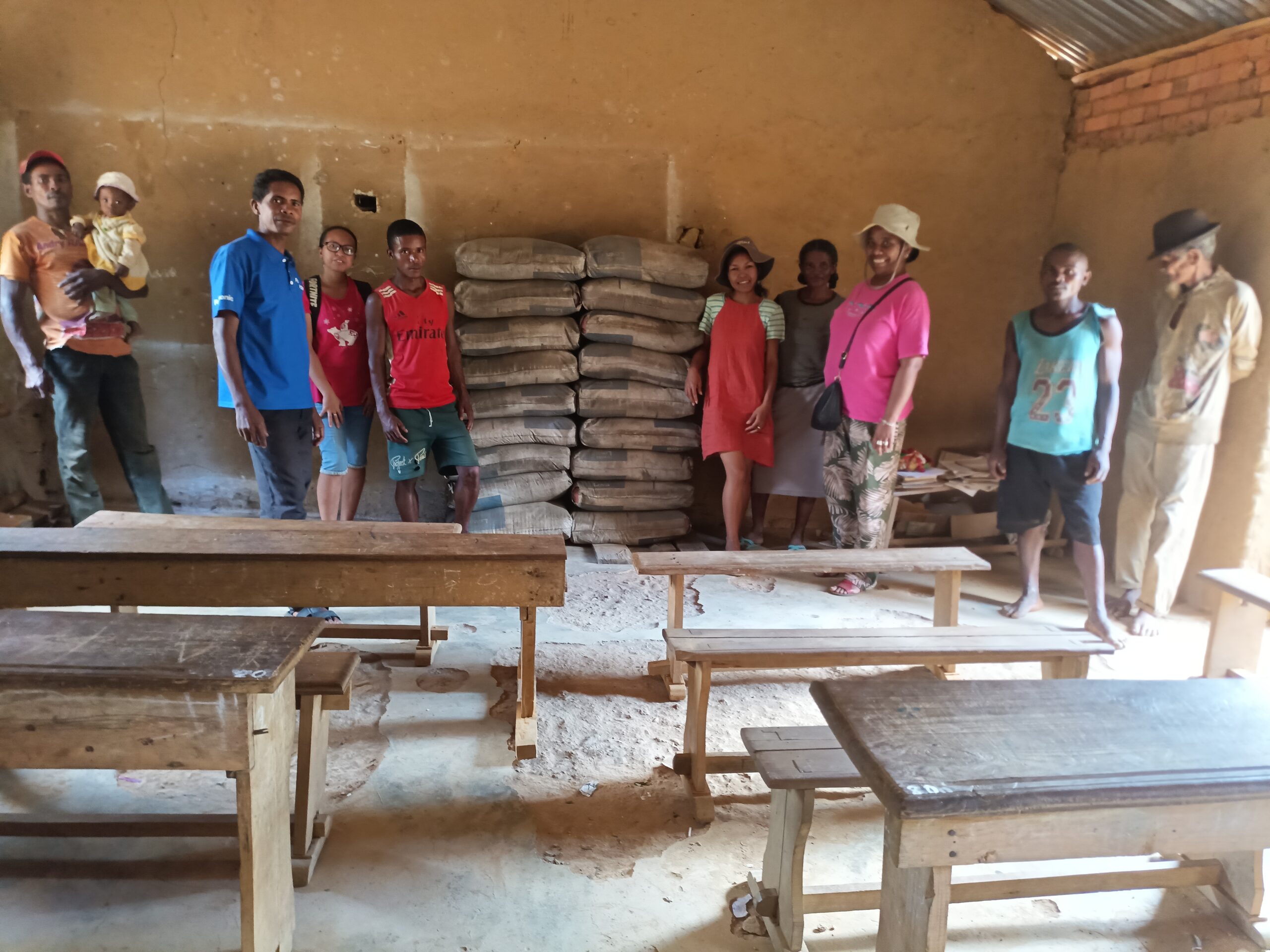 dotation de ciment pour l’école de Morafeno Manakambahiny Atsinanana